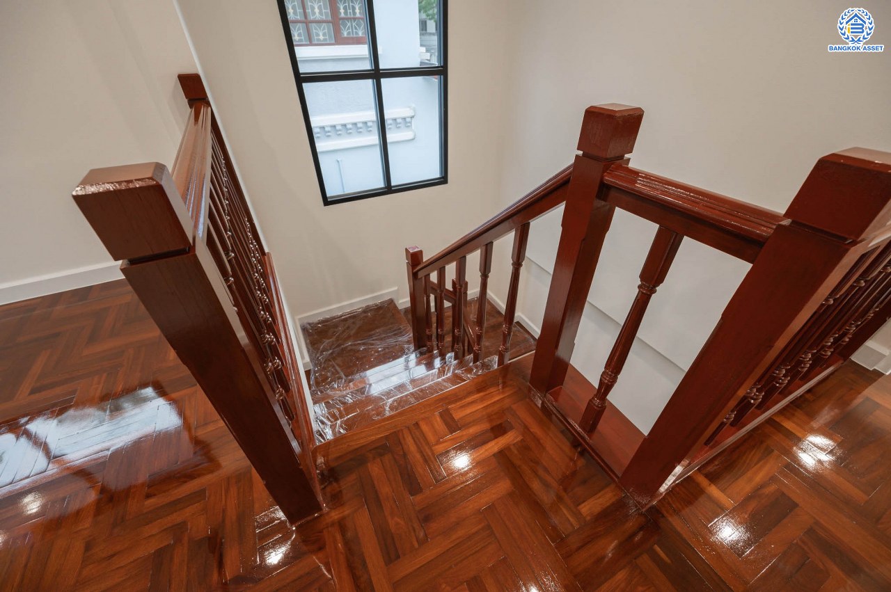 บ้านมือสองตกแต่งใหม่ คุณภาพแบรนด์ LH โครงการ ชลลดา บางบัวทอง เนื้อที่ 99 ตร.ว. ตกแต่งหรูหรา ฟังก์ชันจัดเต็ม 3 ห้องนอน 3 ห้องน้ำ จอดรถได้ 1 คัน พร้อม Facilities ครบ! บนทำเลคุณภาพ เชื่อมต่อได้หลายเส้นทาง ใกล้เซ็นทรัลเวสต์เกต และรถไฟฟ้า "สถานีบางพลู"